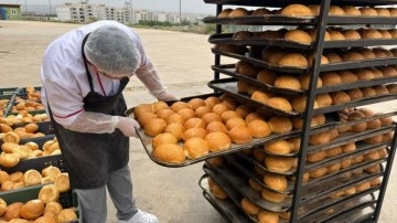 Liseli öğrenciler, yatılı okullar için günlük 16 bin ekmek üretiyor