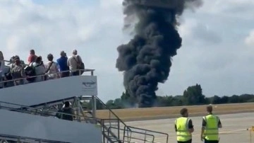 Londra'da küçük uçak düştü