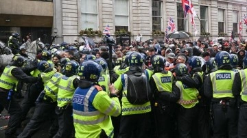 Londra karıştı! 26 polis yaralı, 25 gözaltı