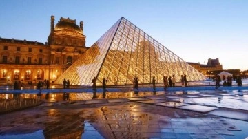 Louvre Müzesinde büyük soygun! Değerli mücevherler çalındı