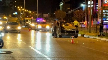 Lüks otomobilin çarptığı motosikletteki 2 kişi canından oldu