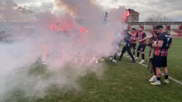 Maç bitti, futbolcular meşale yaktı: Herkes ne olduğunu sonradan anladı