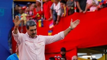 Maduro ABD'ye dans ederek meydan okudu: "Savaş mı? Asla, asla savaş yok!"