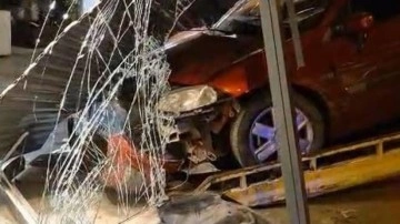 Makas atan sürücü dehşet saçtı: Çarptığı otomobil mağazaya daldı