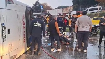 Maltepe'de servis minibüsü devrildi! Yaralılar var