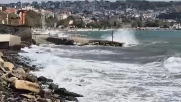 Marmara Denizi'nde şiddetli fırtına! Gemiler demir attı