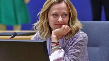 Meloni kendisine gelen hediyeleri satışa &ccedil;ıkarıyor! Değeri dudak u&ccedil;uklattı