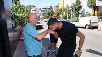 Merih Demiral'dan vefa! Türkiye'ye gelince o ismi ziyaret edip elini öptü