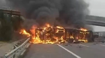 Mersin’de devrilen tır alevlere teslim oldu