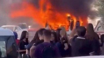 Mersin'de korku dolu anlar: Öğrenci servisi yandı!