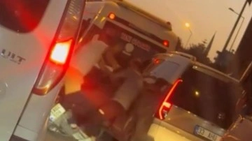 Mersin’de trafikte sürücüyü darbeden motosikletli iki kişi gözaltında