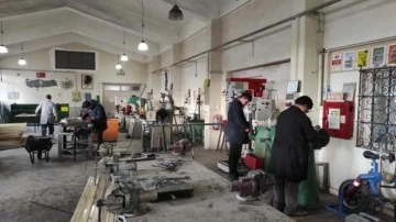 Meslek lisesinde depremzedeler i&ccedil;in soba &uuml;retiliyor