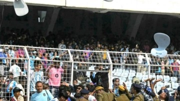 Messi'nin Hindistan turu olaylı başladı! Saha birbirine karıştı