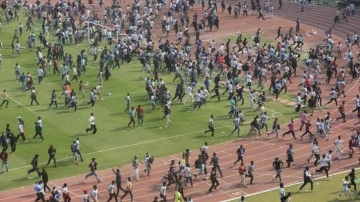 Messi'ye sinirlenen hayranları stadyumu dağıttı