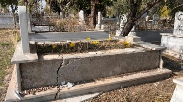 Mezarlıktan mermer çalıp, evinin bahçesine döşedi!
