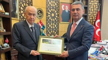 MHP lideri Bah&ccedil;eli'ye anlamlı hediye: Yaşadığı duygusallığa ortak olduk