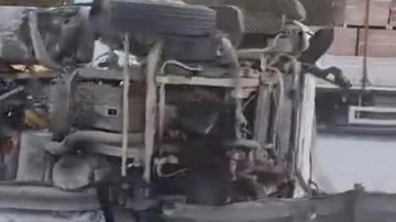 Mıcır yüklü tır devrildi: TEM Otoyolu İstanbul istikametinde trafik felç oldu