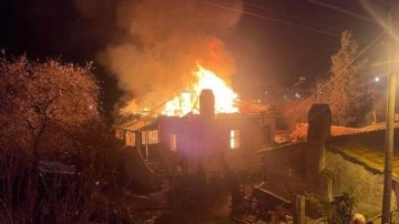 Milas'ta iki katlı ev k&uuml;le d&ouml;nd&uuml;!