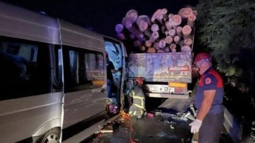 Minib&uuml;s, TIR'a &ccedil;arptı: 1 &ouml;l&uuml;, 20 yaralı