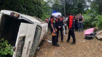 Minibüs yamaçtan yuvarlandı; 2 ölü, 3 yaralı