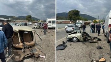 Minib&uuml;sle &ccedil;arpışan otomobil ikiye b&ouml;l&uuml;nd&uuml;