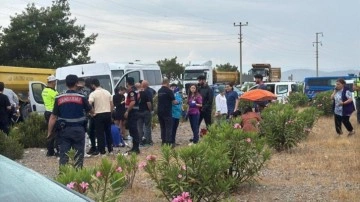 Minibüsle otomobil çarpıştı, 15 kişi yaralandı