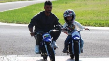 Motosikleti &ccedil;alınan minik G&ouml;kt&uuml;rk'e, Kenan Sofuoğlu&rsquo;dan b&uuml;y&uuml;k jest