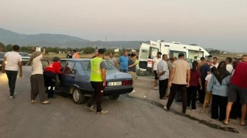 Motosikletle otomobil çarpıştı: 3 yaralı