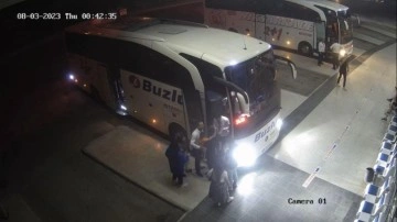 Muavin tartıştığı yolculara plastik &ccedil;eki&ccedil;le saldırdı! O anlar kamerada