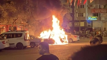 Muğla'da park halindeki iki otomobil ve bir elektrikli bisiklet yandı