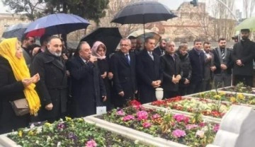 Mustafa Sarıg&uuml;l ve partililer Necmettin Erbakan'ı mezarı başında andı