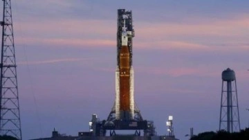 NASA, Ay'a g&ouml;nderilecek roketin fırlatılmasını yine erteledi