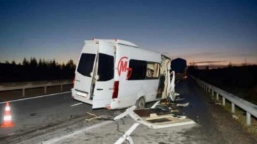 Nevşehir'de feci kaza... Balona binecek turistleri taşıyan minib&uuml;s otomobille &ccedil;arpıştı