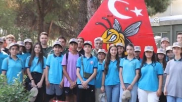 Öğrenciler Mehmetçikle bir gün için Jet Üssünde