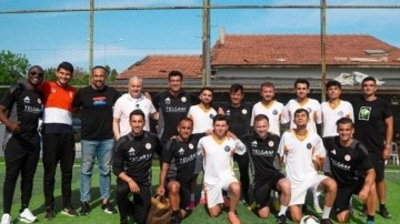 Öğrencilerin büyük şaşkınlığı! Sahaya çıkınca ünlü ismi karşılarında gördüler...