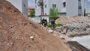 Okul inşaat kazısından insan kafatası ve kemikler çıktı