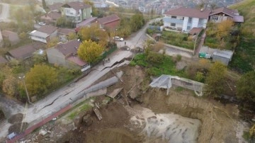 Okul yapımı için kazılan temelin yanından geçen yol çöktü