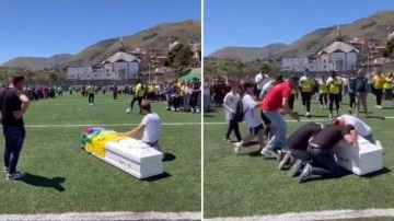Ölen arkadaşlarının tabutunu yeşil sahaya getirdiler: Garip veda gündemde