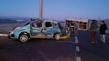 &Ouml;l&uuml;mden d&ouml;nd&uuml;ler: Sivas'ta hafif ticari ara&ccedil; ile kamyonet &ccedil;arpıştı!