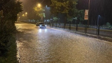 Ordu’da sağanak! Cadde ve sokaklar göle döndü