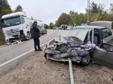 Ordu'da TIR ile otomobil &ccedil;arpıştı: 3 &ouml;l&uuml; var!