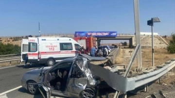 Otomobil, bariyerlere bir ok gibi saplandı: 1 ölü, 4 yaralı