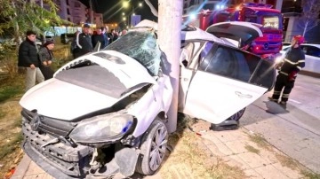 Otomobil direğe bir ok gibi saplandı: 2 ağır yaralı