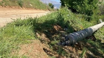 Otomobil elektrik direğine çarptı: 2 ölü,1 yaralı