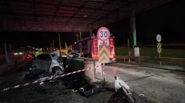 Otomobil gişelere saplandı: Genç doktordan acı haber!