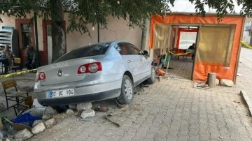 Otomobil, köyün kahvehanesine daldı: 1 ölü, 2 yaralı