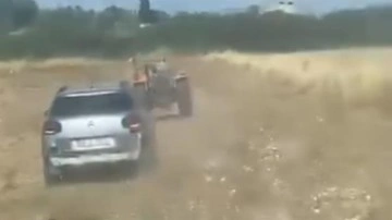 Otomobil ve traktörün nefes kesen kovalamacası!