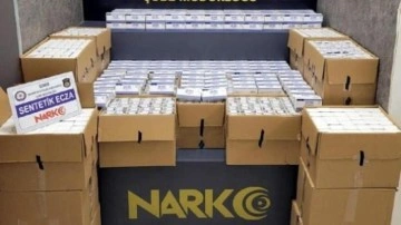 Otomobilde kırmızı re&ccedil;eteye tabi 88 bin hap ele ge&ccedil;irildi; 3 g&ouml;zaltı