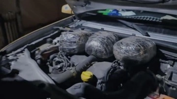 Otomobilin kaputunun altında 3 kilo skunk ele geçirildi