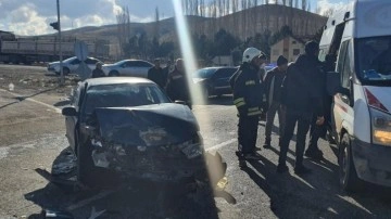 Otomobille hafriyat kamyonu çarpıştı: 5 yaralı